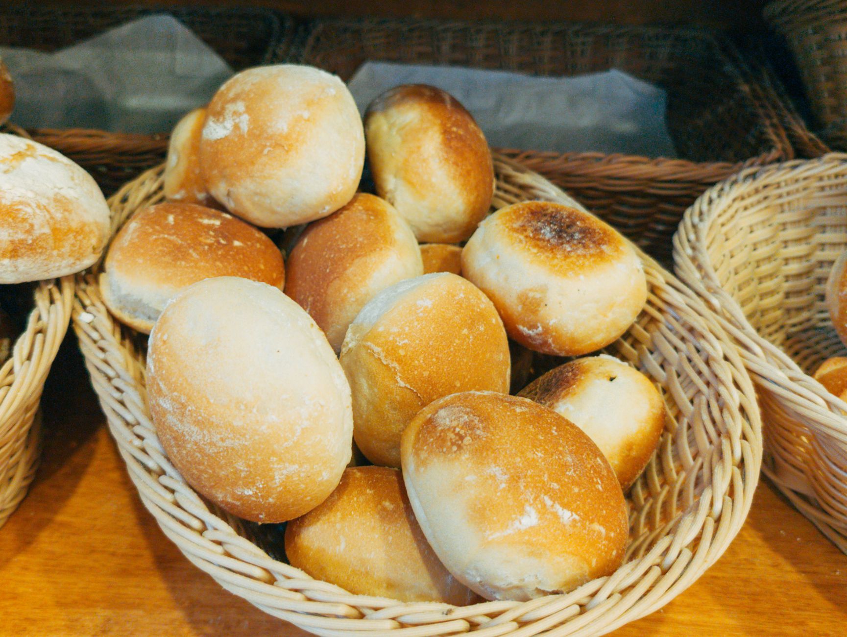 Korb mit frischen Semmeln