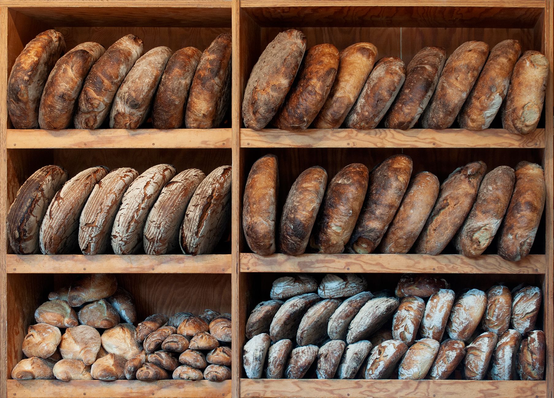 Brotlaibe im Holzregal